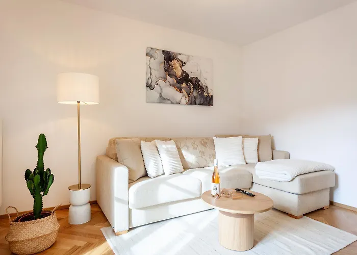 Mit Balkon & Parkplatz Im Zentrum *